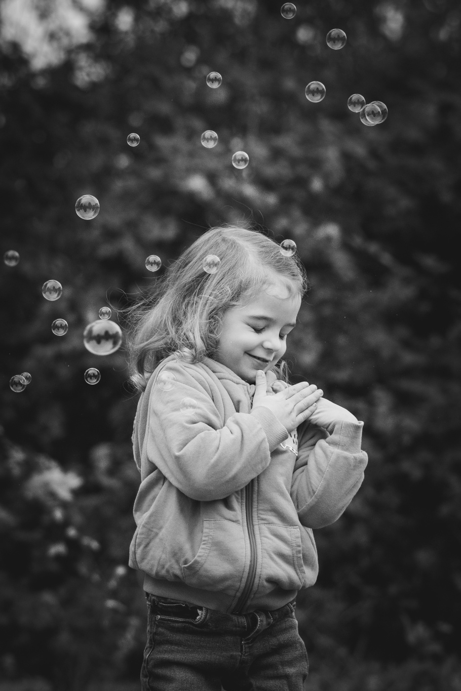 Jeune enfant jouant avec des bulles, photos en noir et blanc