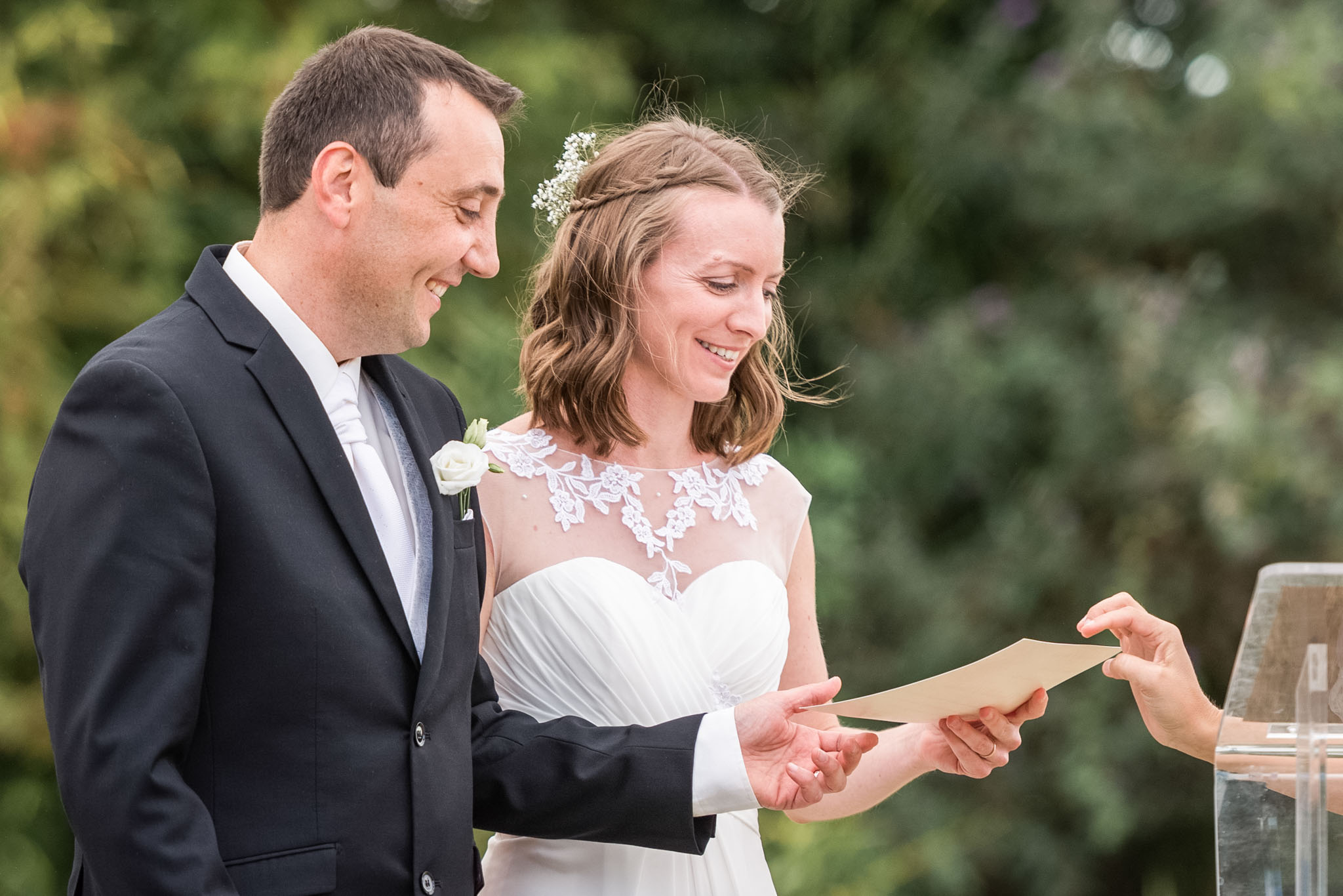 Mariés recevant un papier lors de la cérémonie laïque