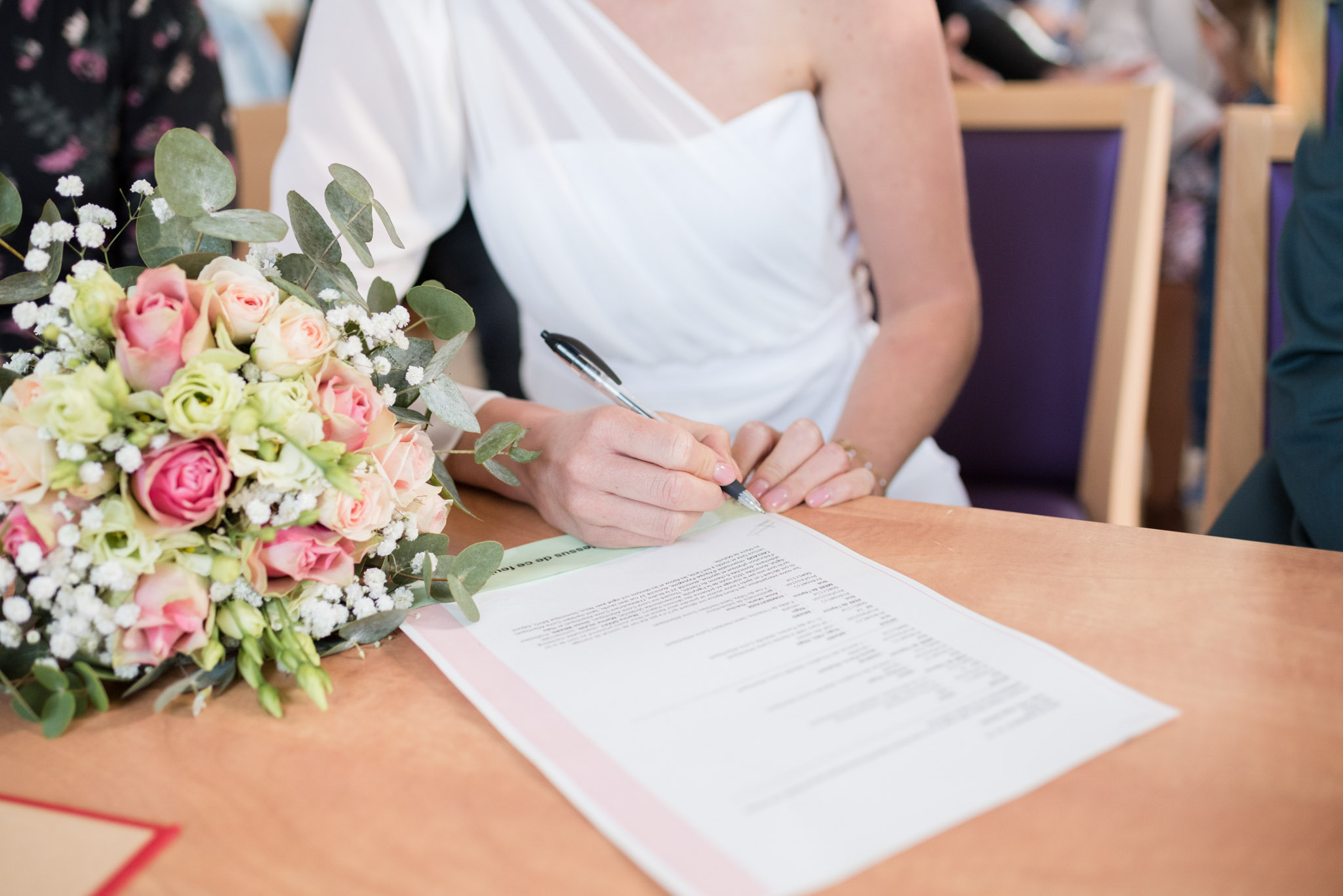 Signature des documents à la mairie par la mariée